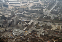 835004 Luchtfoto van het kantoor- en winkelcentrum Hoog Catharijne (voorgrond) en het N.S.-station Utrecht C.S. ...